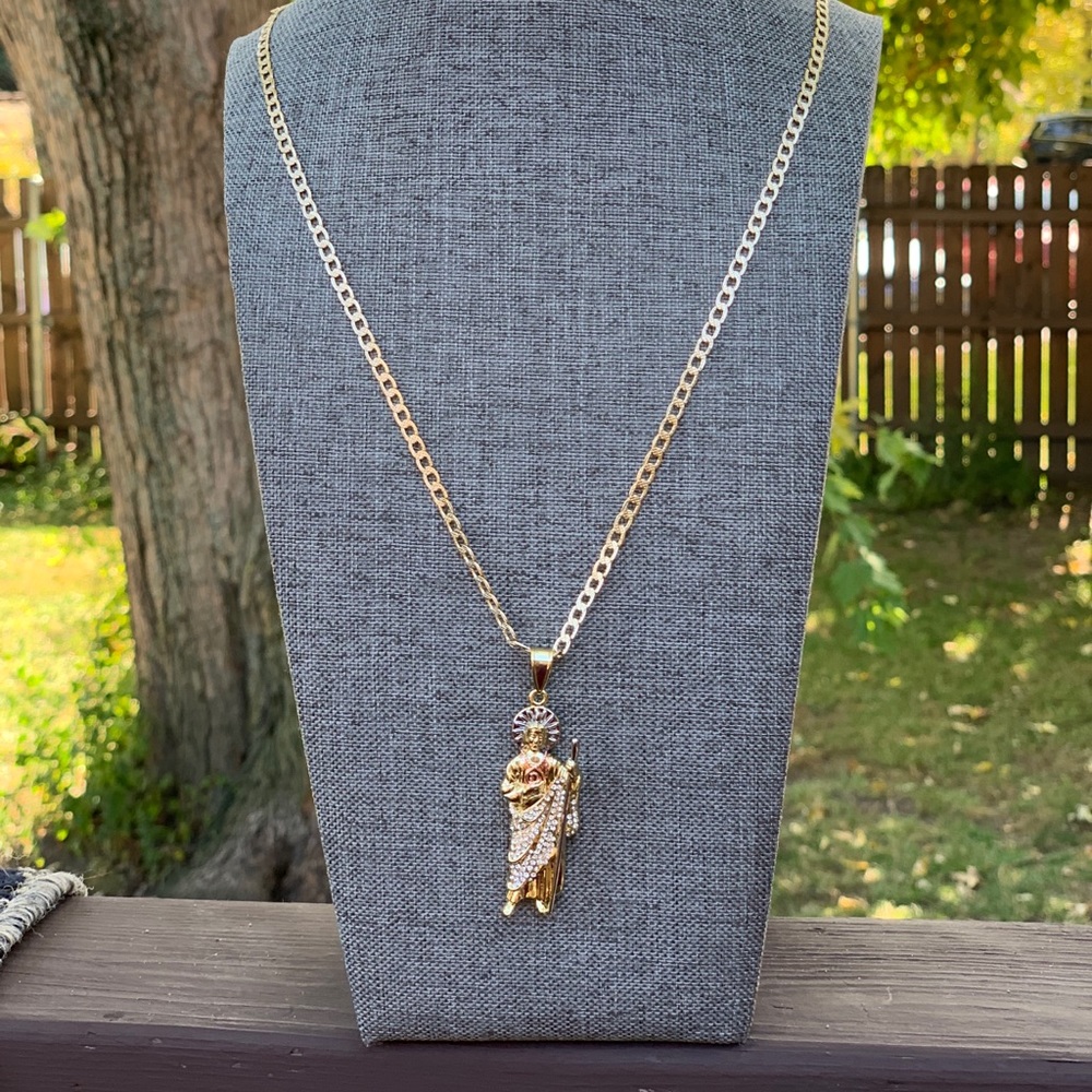 This beautiful chain with crystals of San Jude .